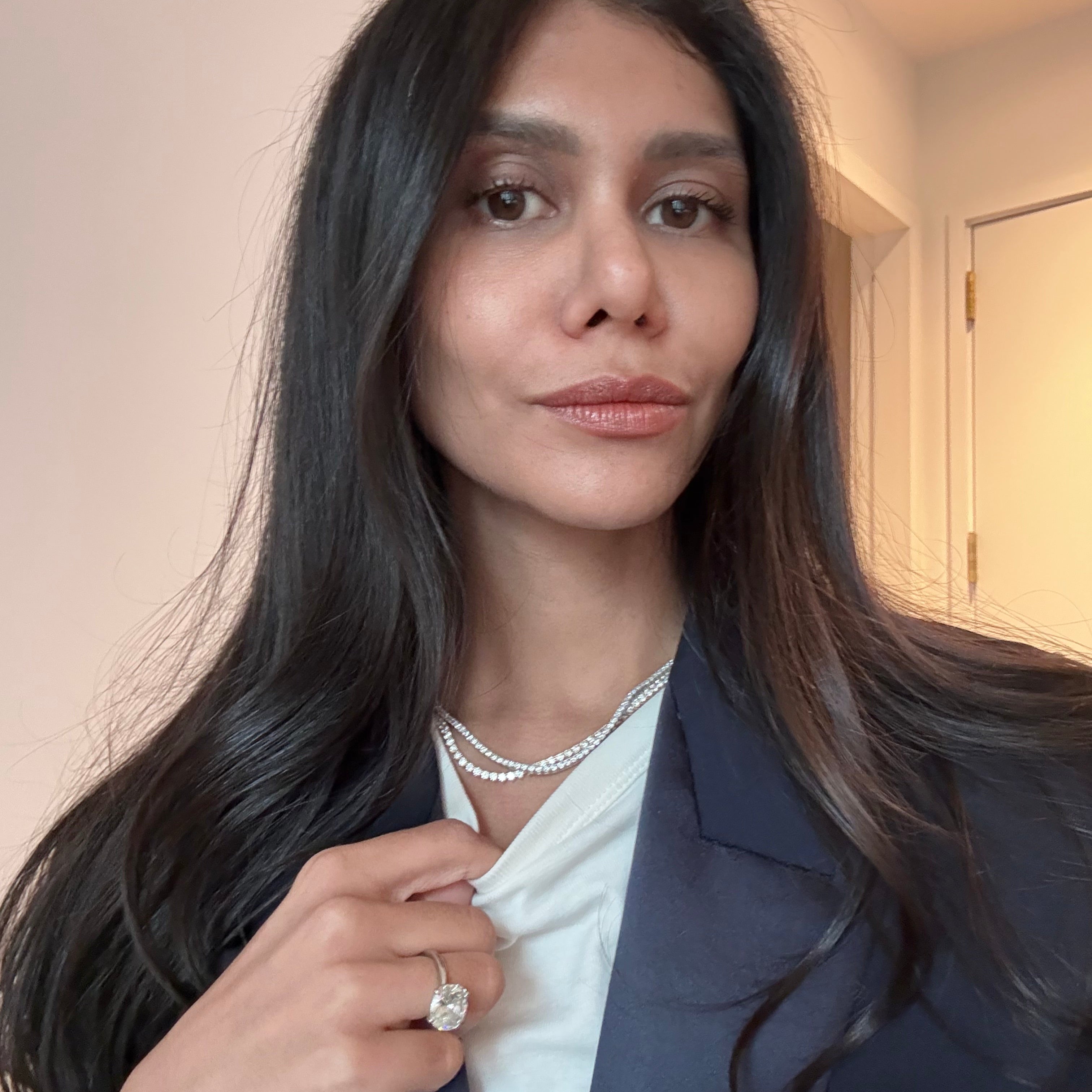 CLOSE UP OF A 3 PRONG TENNIS NECKLACE